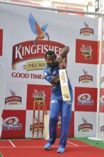 Mumbai Indians Dwayne Smith, Glen Maxwell and Aiden Blizzard Kingfisher _Bowl Out_  event in Phoenix, Mumbai on 13th May 2013 (9).JPG